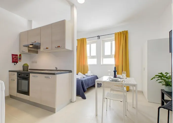 Tranquil Creek 1-bedroom & Penthouse דירה